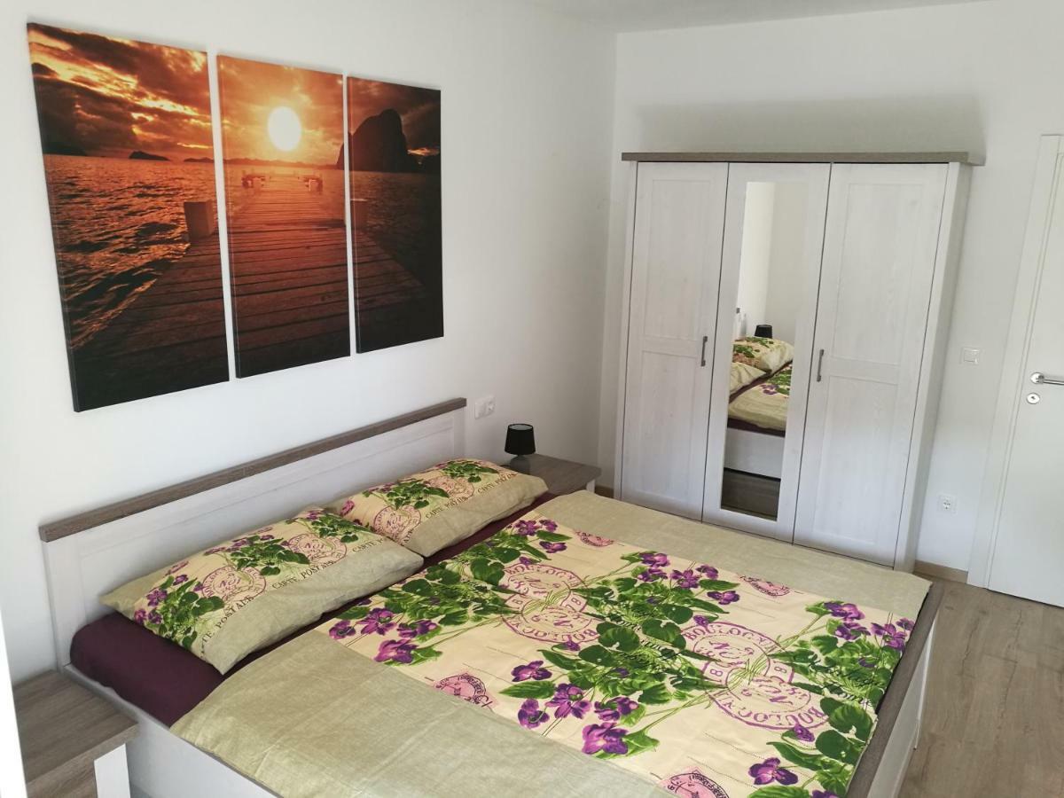 Apartman Jadric โตรกีร์ ภายนอก รูปภาพ